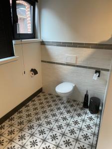 龙塞La Posterie的一间带卫生间的浴室和瓷砖地板。