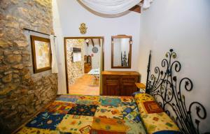 德尼亚Casita del Castillo的一间卧室设有一张床和石墙