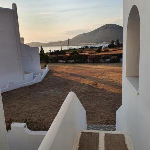 AgiassosAgiassos Naxos Apartments的从房子的楼梯上欣赏海景
