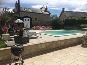 希农La Douce France Trianon的一个带摄像头的院子里的游泳池