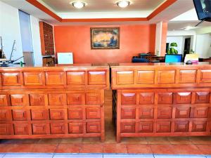 卡门城Hotel Costa Maria的橙色墙壁的房间里设有一个大型木台面