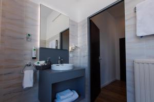 维也纳Florum Hotel的一间带水槽和镜子的浴室