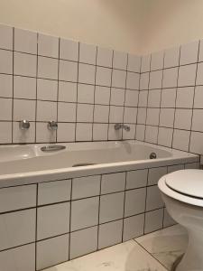 德尔斯特鲁姆Critchley Hackle Dullstroom Towers的白色的浴室设有浴缸和卫生间。