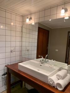 德尔斯特鲁姆Critchley Hackle Dullstroom Towers的浴室设有白色水槽和镜子
