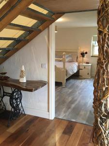 基拉尼Mary's Bespoke Cottage的卧室配有一张床和一张桌子