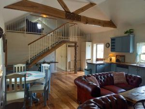 基拉尼Mary's Bespoke Cottage的客厅配有沙发和桌子