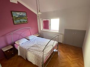 索科矿泉村Gala Posh的一间卧室配有一张粉红色墙壁的床