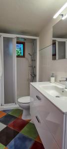 丰卡连特德拉帕尔马CASA LOS POLVEROS的一间带水槽、卫生间和镜子的浴室