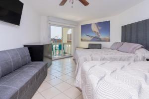 佩尼亚斯科港Hotel Playa Bonita Resort的一间带两张床和一张沙发的客厅