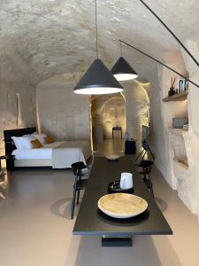 马泰拉StageROOM02 - Matera的一间客房内配有床和桌子的房间
