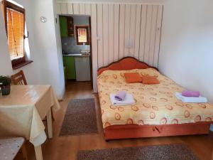 佩鲁恰茨Apartmani Jovanovic的一间小卧室,配有带毛巾的床