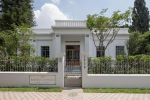 瓜达拉哈拉Casa Bosque Eduviges的白色的房子,有门和栅栏