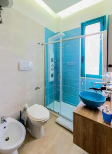 加利波利Al Mare的浴室配有卫生间、盥洗盆和淋浴。