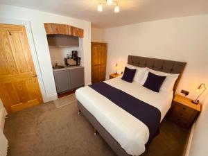 韦茅斯Self Contained Guest Suite 1 - Weymouth的一间带大床的卧室和一间厨房