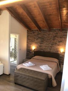 奥尼萨诺Pozzillo San Rocco的一间卧室设有一张床和砖墙