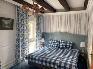 罗威Rowy Luxury的卧室配有蓝色和白色的床和窗户。