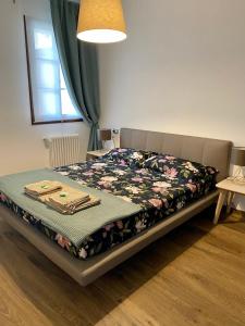 文佐内AFFITTACAMERE DA ANDRE E MARY的一间卧室配有一张带花卉毯子的床