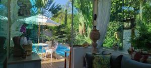 布希奥斯La Tropezina的享有游泳池景致的客厅