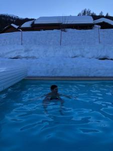 皮伊圣万桑Skis aux pieds station 1800 Dame Blanche的男孩在雪地游泳池游泳