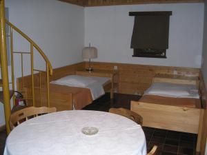 波斯托伊纳皮维卡贾马波斯托伊纳露营地的客房设有两张床、一张桌子和一扇窗户。