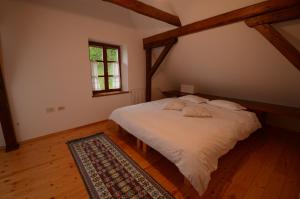 博维茨Holiday Home Natura的阁楼卧室配有白色床