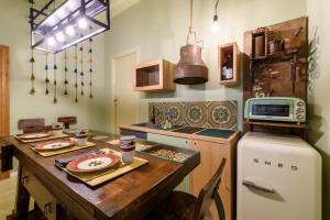巴勒莫CELSO 14的厨房配有木桌和冰箱。