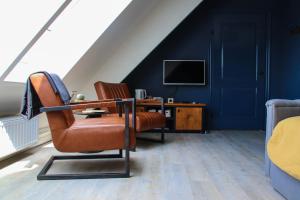 KuinreB&B Schotererf的客厅配有椅子和电视