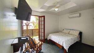 阿布拉奥安克拉多罗旅馆的一间卧室设有一张床、一台电视和一个窗口。