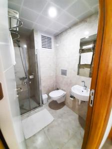 安塔利亚Karden Otel的带淋浴、卫生间和盥洗盆的浴室