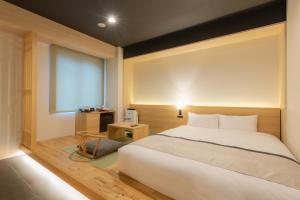 东京Tosei Hotel Cocone Asakusa Kuramae的卧室设有一张白色大床和一扇窗户。