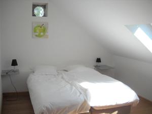 LimbourgÀ la Belle Vue的白色卧室内的一张白色床,设有窗户