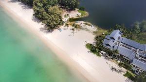 邦涛海滩Cassia Residences by Laguna Phuket的享有海滩上方的建筑和水景
