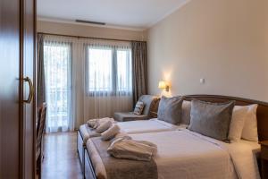 里托楚伦Xenios Dias Boutique Hotel的酒店客房设有一张大床和一张沙发。