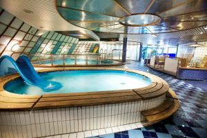 哥本哈根DFDS Ferry - MiniCruise Copenhagen to Oslo的游轮上的热水浴池,带滑梯