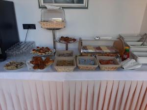 诺维·维诺多尔斯基Hotel Tamaris的一张桌子上放着几篮子的食物