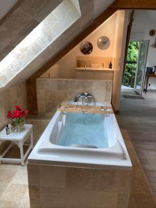 Saint-Philbert-des-ChampsA 2 heures de Paris, Loft Romantique de 55 m2 en pleine nature entre campagne et mer的阁楼上设有带浴缸的大型浴室