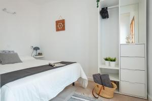 克里斯托港Sa Marineta的一间白色卧室,配有一张床和一个梳妆台