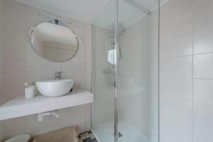 克里斯托港Sa Marineta的带淋浴、水槽和镜子的浴室