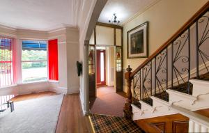 布雷得佛霍姆蕾酒店的一座红色墙壁的房子里的楼梯