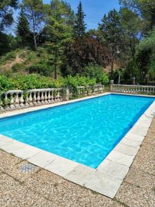 LʼEscarèneAppartement de 3 chambres avec piscine partagee jardin amenage et wifi a Berre les Alpes的蓝色海水游泳池
