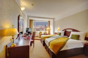 布拉索夫阿罗宫酒店的酒店客房设有两张床和窗户。