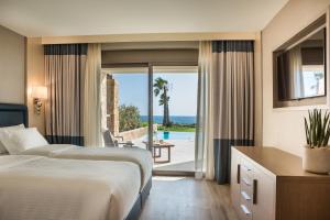 斯沃伦塔Electra Kefalonia Hotel & Spa的酒店客房设有两张床,享有海景。