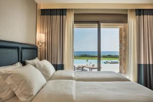 斯沃伦塔Electra Kefalonia Hotel & Spa的一间卧室配有一张床,享有海景