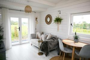 基拉尼The Paddocks Cabin - Stylish, Cozy & Private的客厅配有沙发和桌子