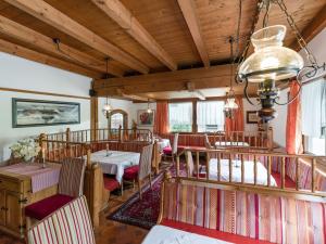施文道Hotel Restaurant Sidan的客厅设有木制天花板和桌椅