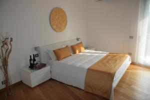 林瓜格洛萨Mareneve Resort的卧室设有一张白色大床和木地板