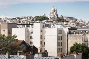 巴黎巴拉迪酒店的从建筑屋顶上可欣赏到城市美景