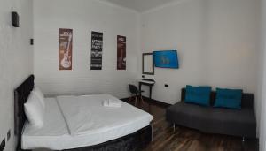 文尼察LUX Apartments的客房设有床、沙发和书桌。
