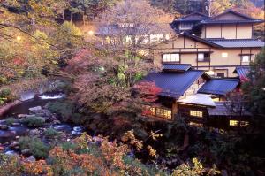 南小国町梦龙胆的一座日式房子,前面有一条小溪
