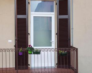 科莫Casa Molinari的阳台的门,上面有两盆植物